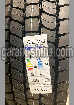 Sava Orjak 5 (приводная) 315/80 R22.5 156/150L 20PR - Фото протектора с этикеткой вблизи